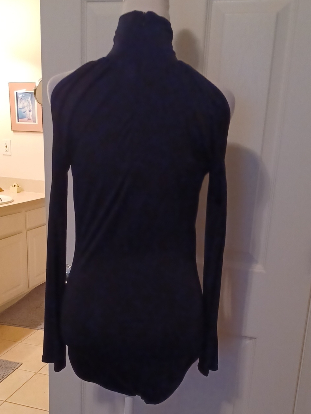 << Women's Long-Sleeve Mock Neck Bodysuit - Black With Pickaboo Sleeves Size M - Picture 11 of 13